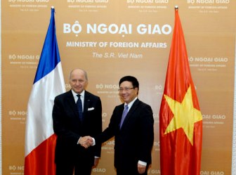 Jefes de diplomacia de Vietnam y Francia buscan mejorar relaciones bilaterales